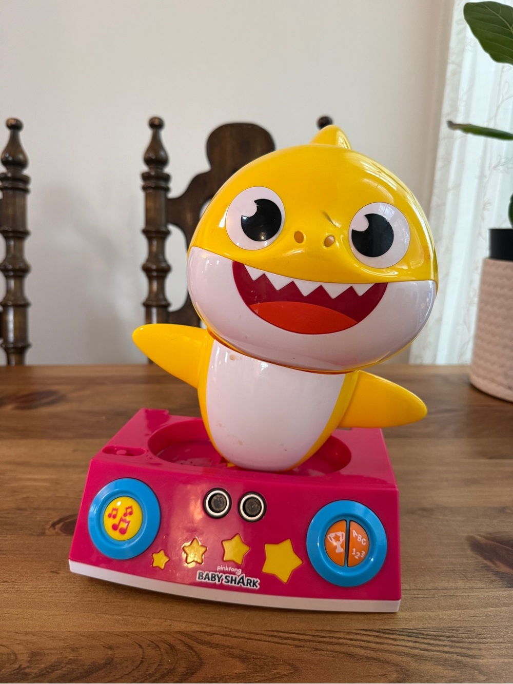 Pinkfong Baby Shark Dancing DJ by WowWee